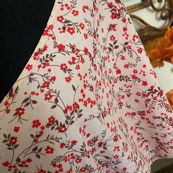 Cute blouse!! 1X - Picture 2 of 6